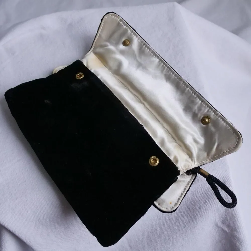 Gorgeous 1940s black‎ velvet clutch